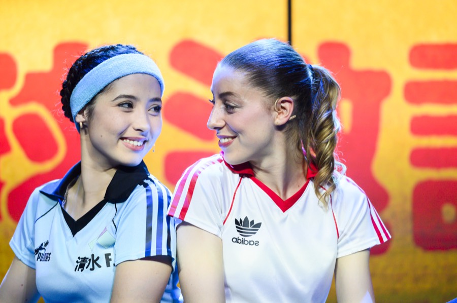 Kick like a Woman, Zwei Spielerinnen vor der Kulisse in Taiwan